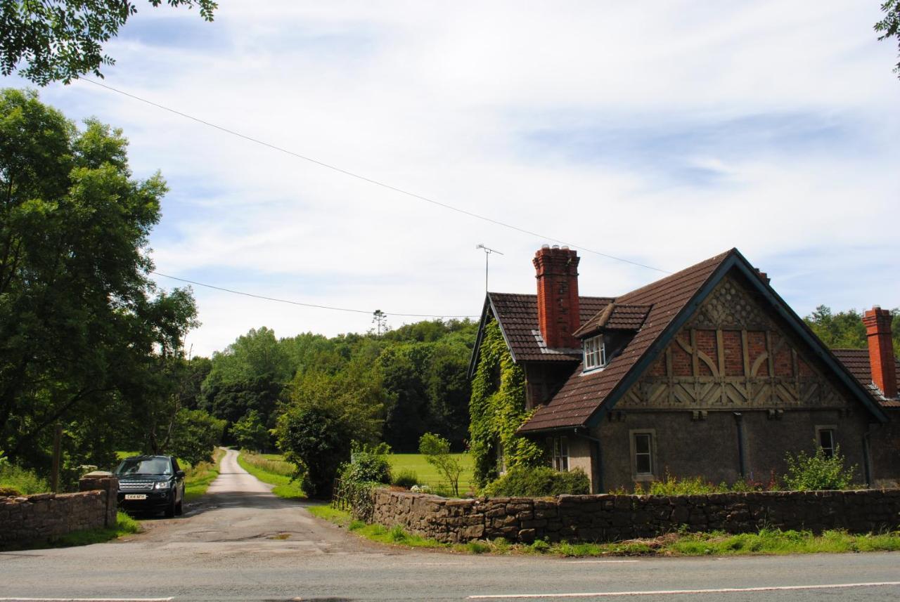 Penbedw Uchaf Estate - Rural Retreats, Tennis โมลด์ ภายนอก รูปภาพ